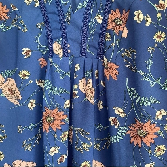 Collective Concepts Blue Floral Sleeveless Blouse - Picture 2 of 4